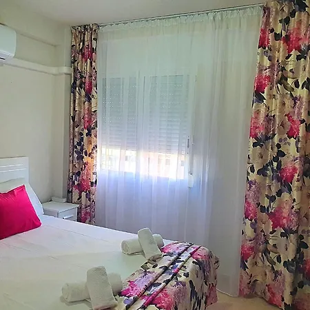 Three Bedrooms In Near And Strip *