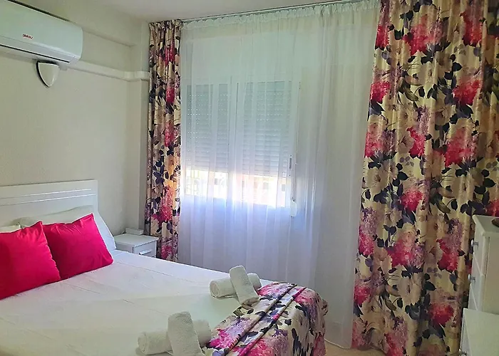 Three Bedrooms In Near And Strip *